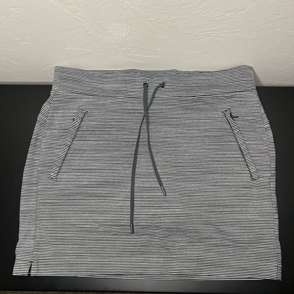 NWOT ATHLETA Striped Size Small Tennis Modern Metro Skort Zip Pockets - Gray - Picture 2 of 11